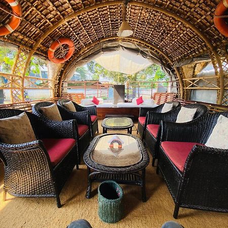 Marvel Cruise Hotel Alappuzha Bagian luar foto