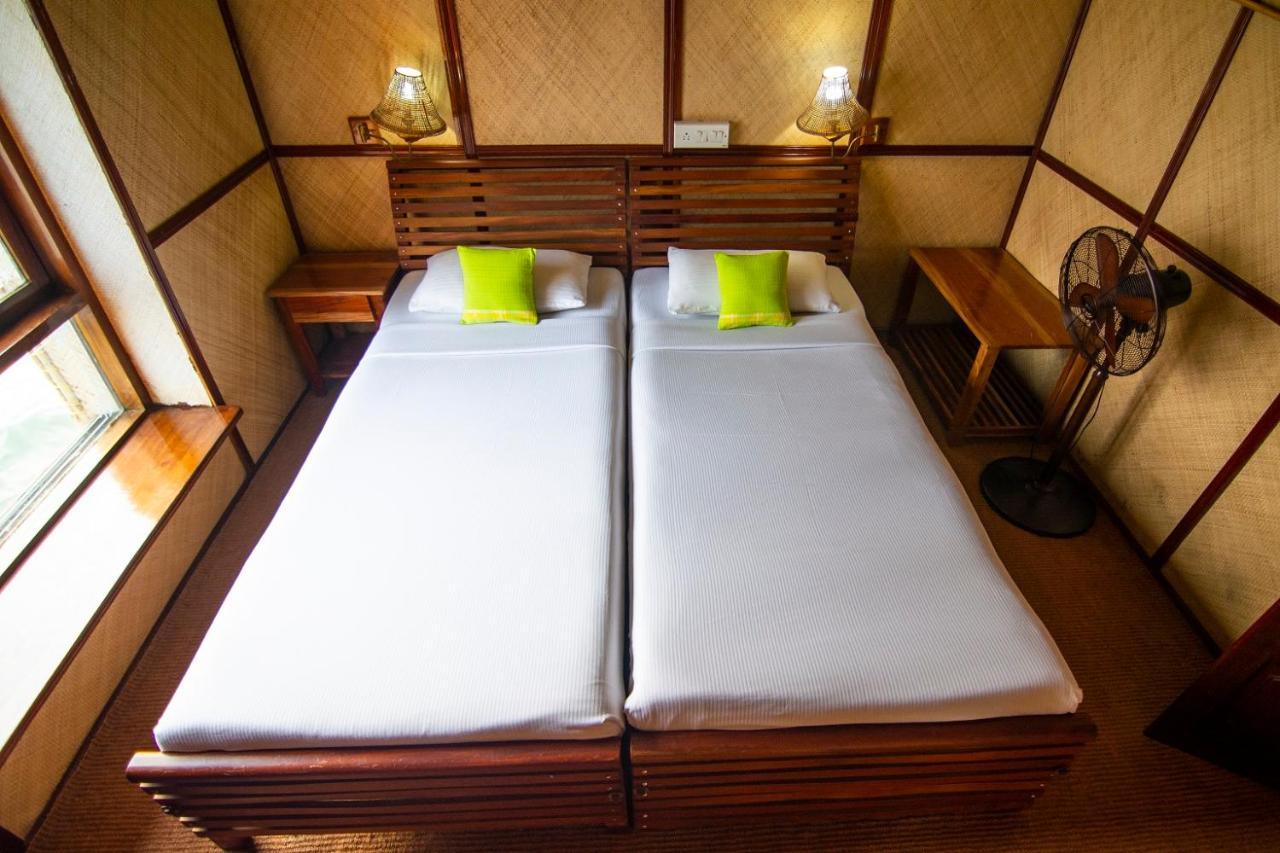 Marvel Cruise Hotel Alappuzha Bagian luar foto