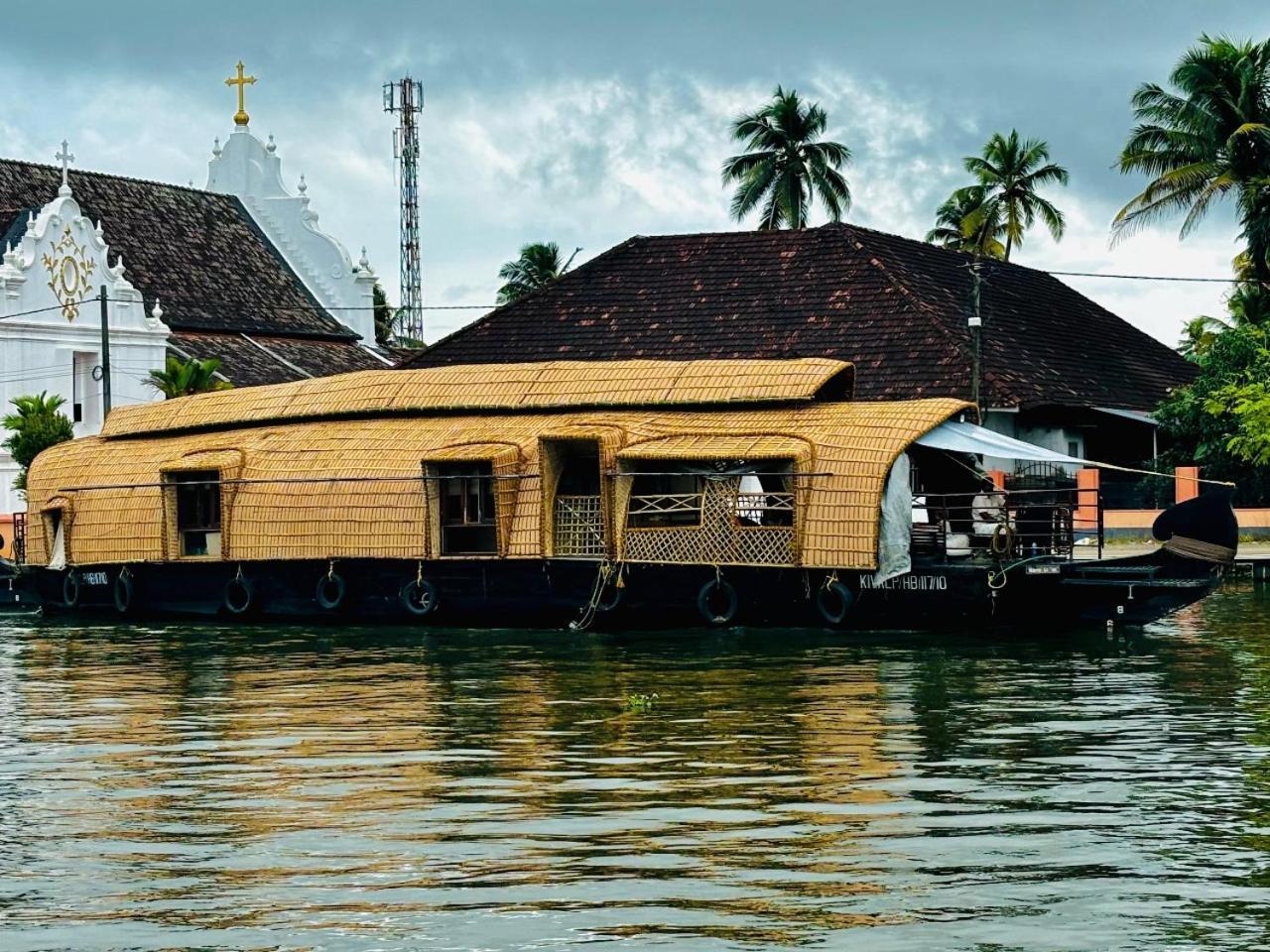 Marvel Cruise Hotel Alappuzha Bagian luar foto