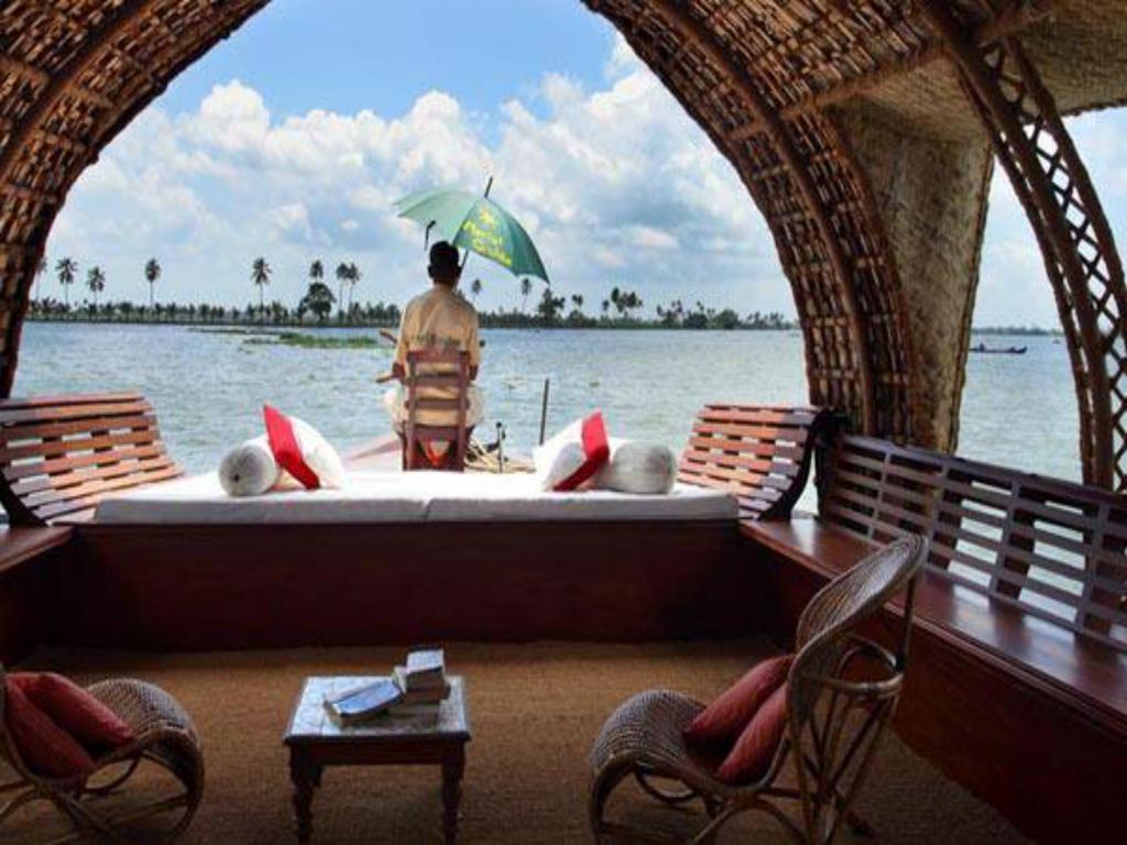 Marvel Cruise Hotel Alappuzha Bagian luar foto