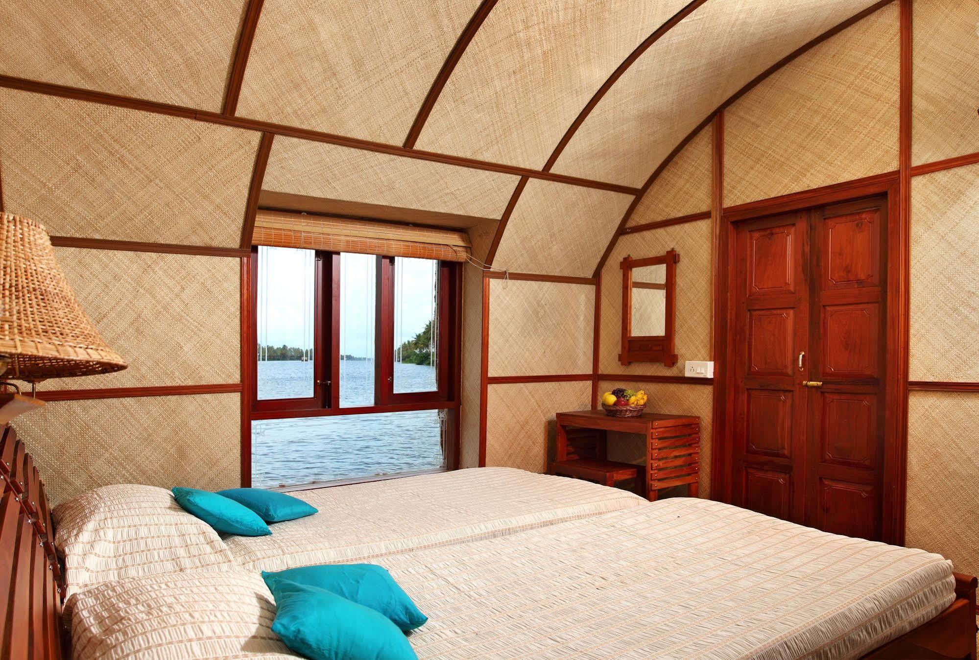 Marvel Cruise Hotel Alappuzha Bagian luar foto