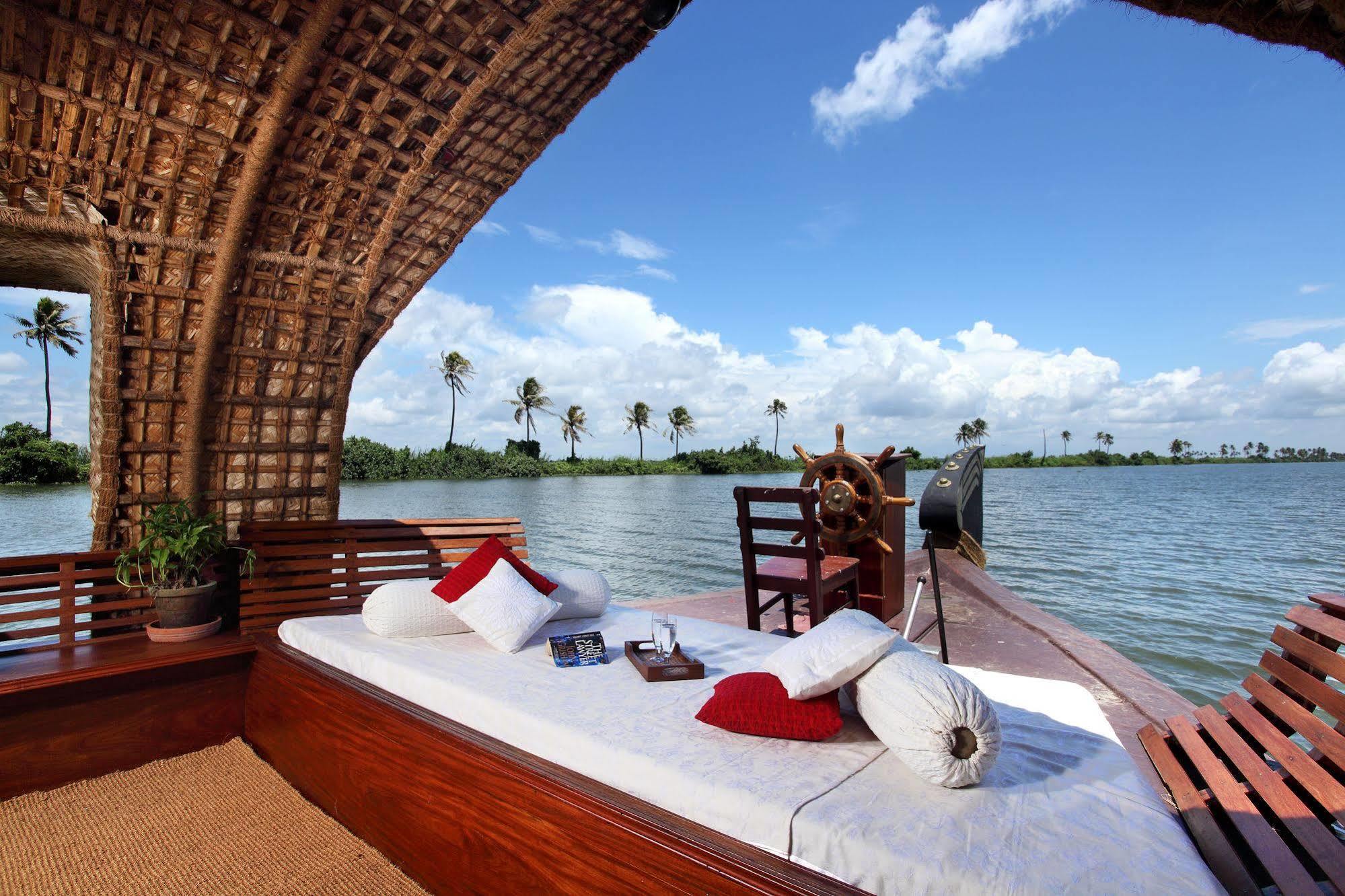 Marvel Cruise Hotel Alappuzha Bagian luar foto