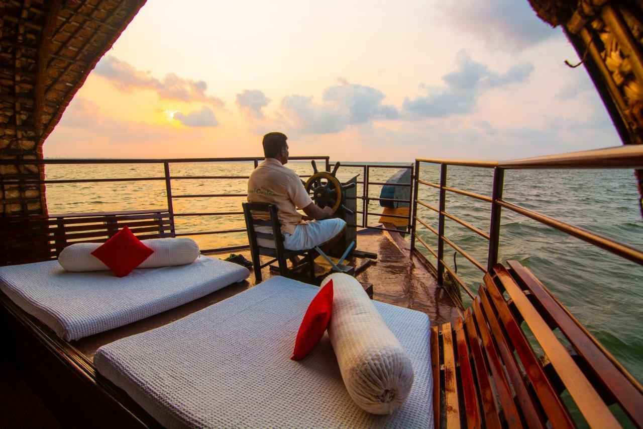Marvel Cruise Hotel Alappuzha Bagian luar foto