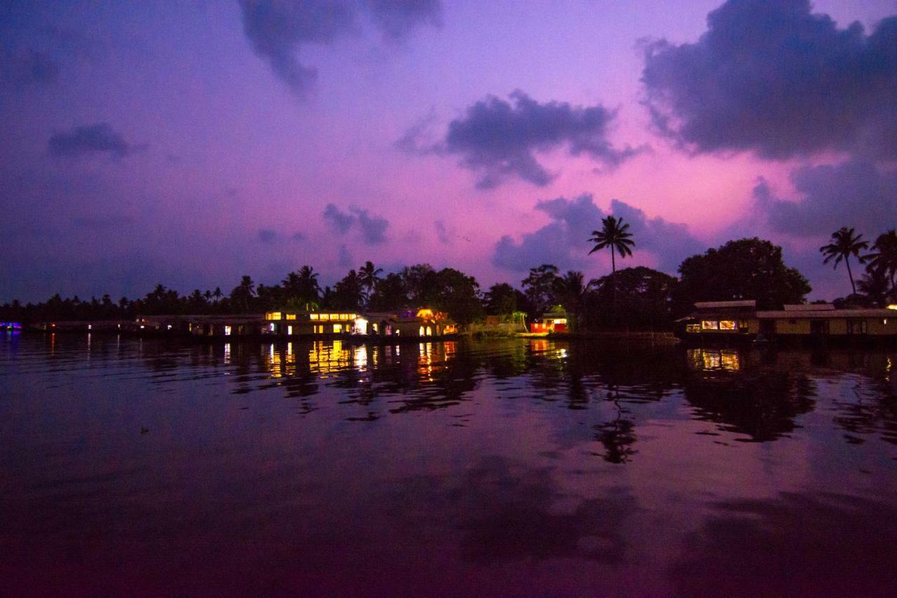 Marvel Cruise Hotel Alappuzha Bagian luar foto