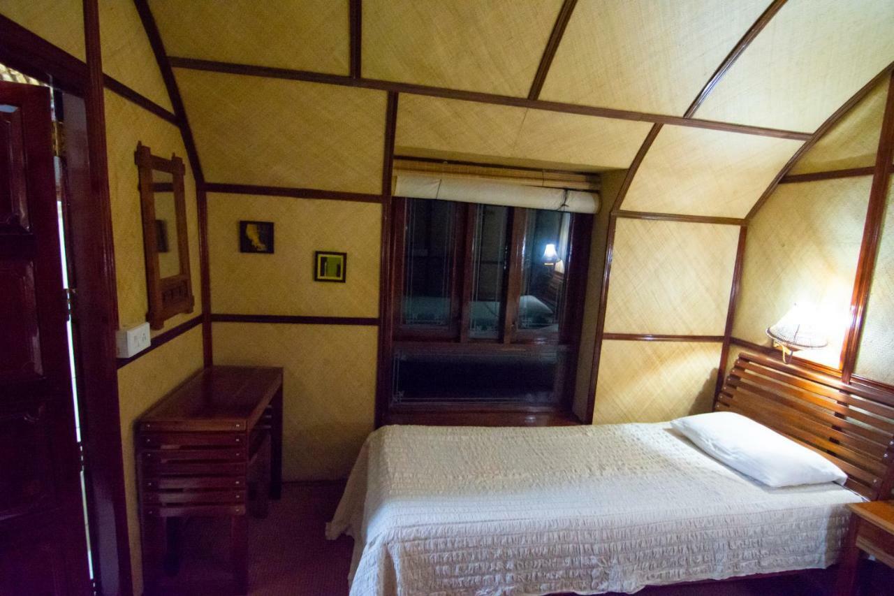 Marvel Cruise Hotel Alappuzha Bagian luar foto