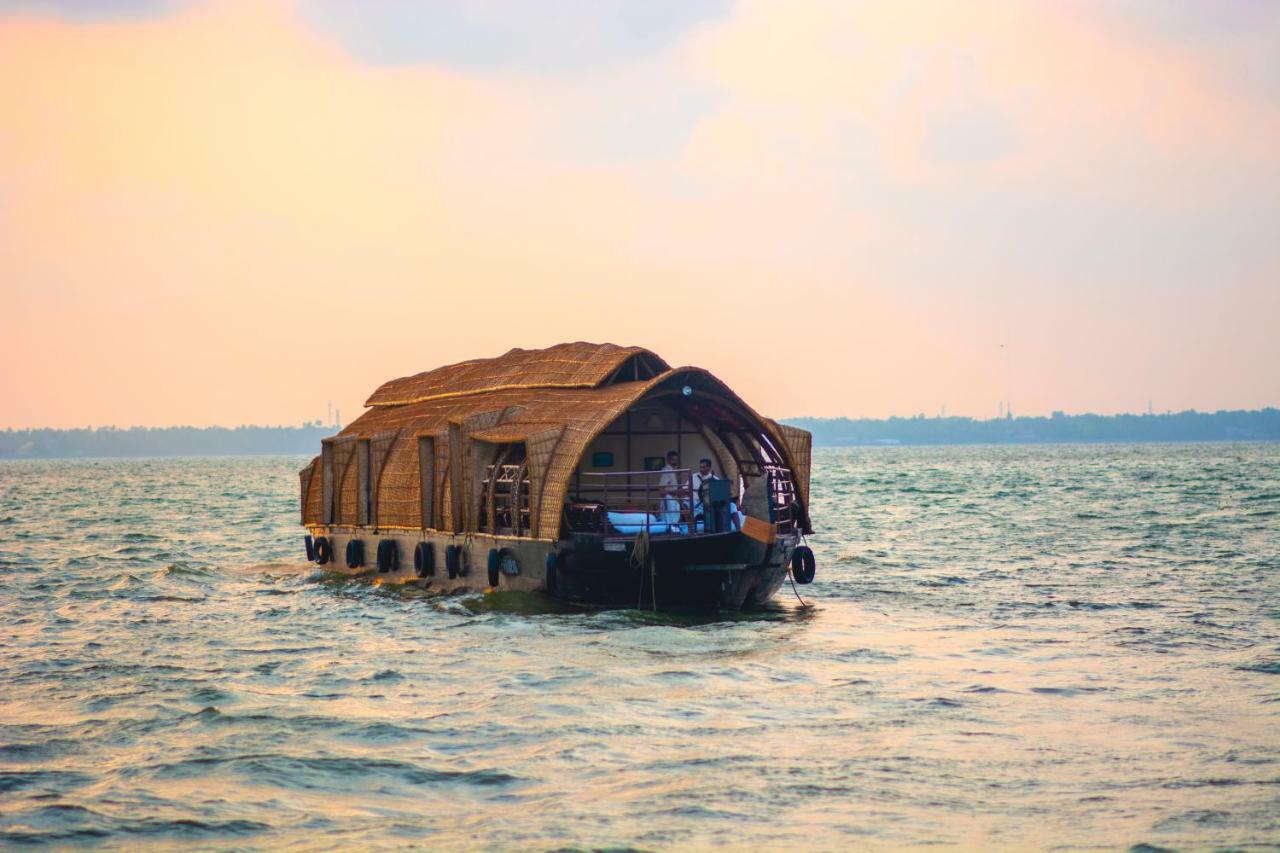 Marvel Cruise Hotel Alappuzha Bagian luar foto