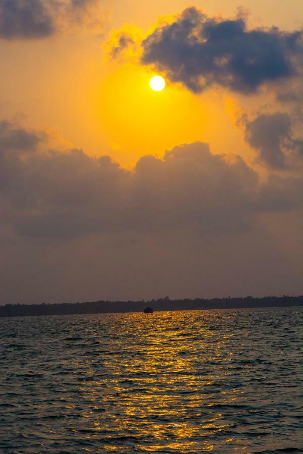 Marvel Cruise Hotel Alappuzha Bagian luar foto