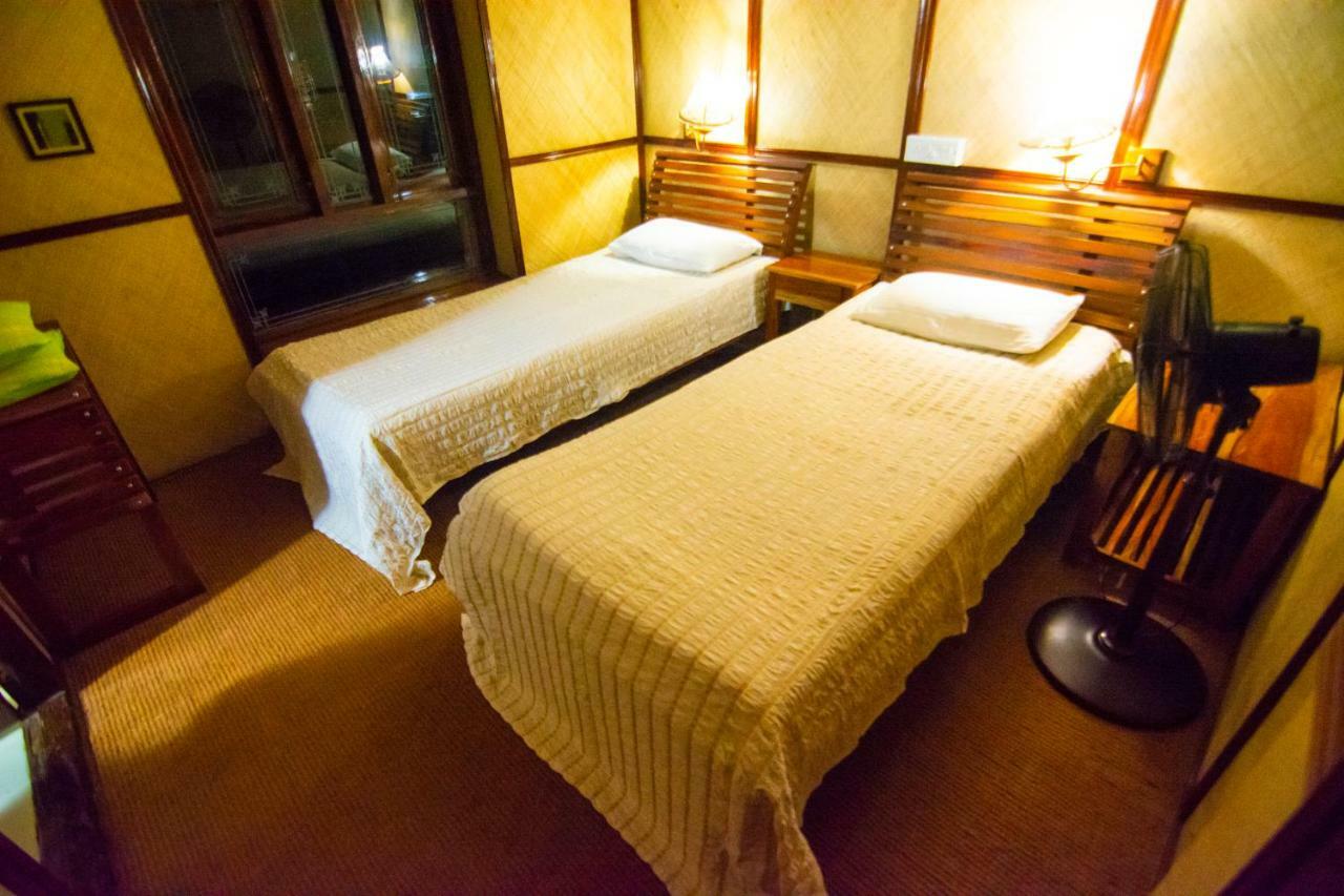 Marvel Cruise Hotel Alappuzha Bagian luar foto
