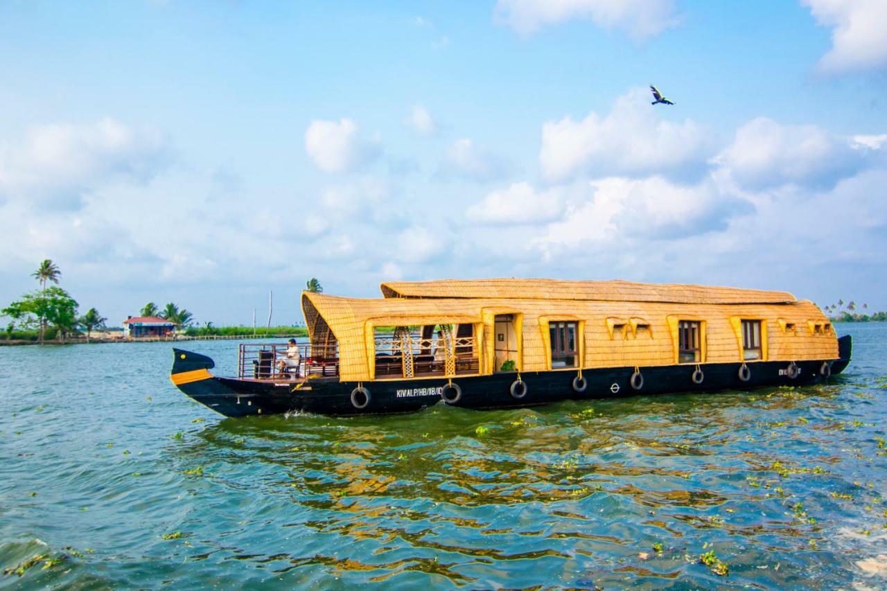 Marvel Cruise Hotel Alappuzha Bagian luar foto