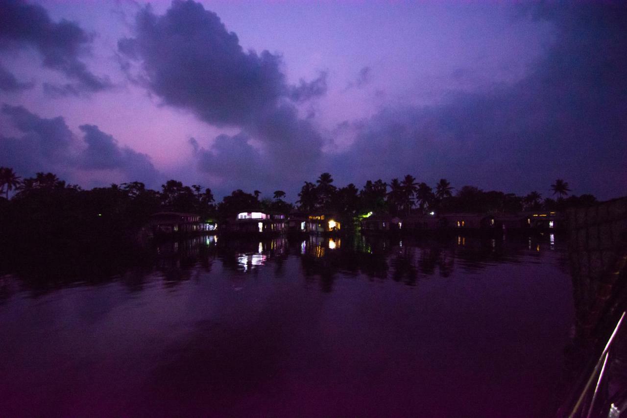 Marvel Cruise Hotel Alappuzha Bagian luar foto