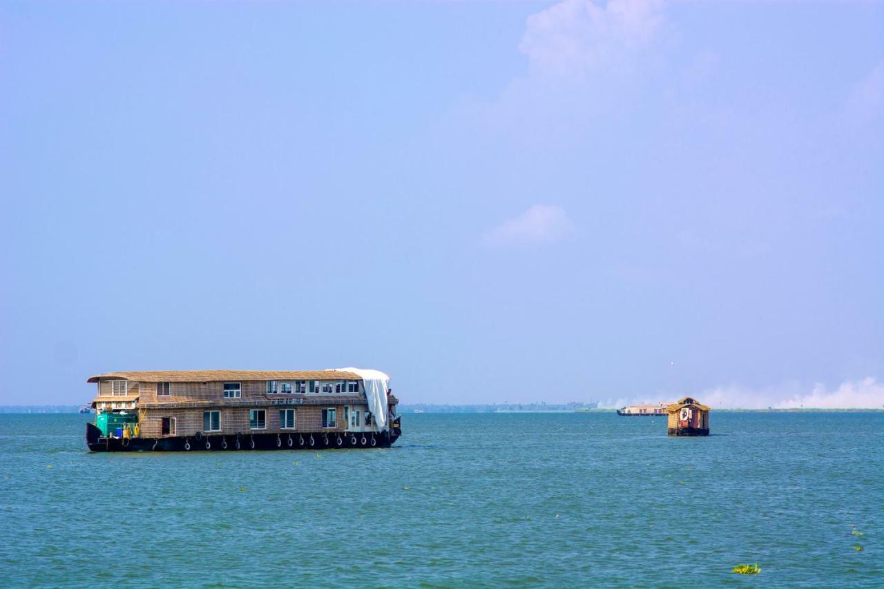 Marvel Cruise Hotel Alappuzha Bagian luar foto