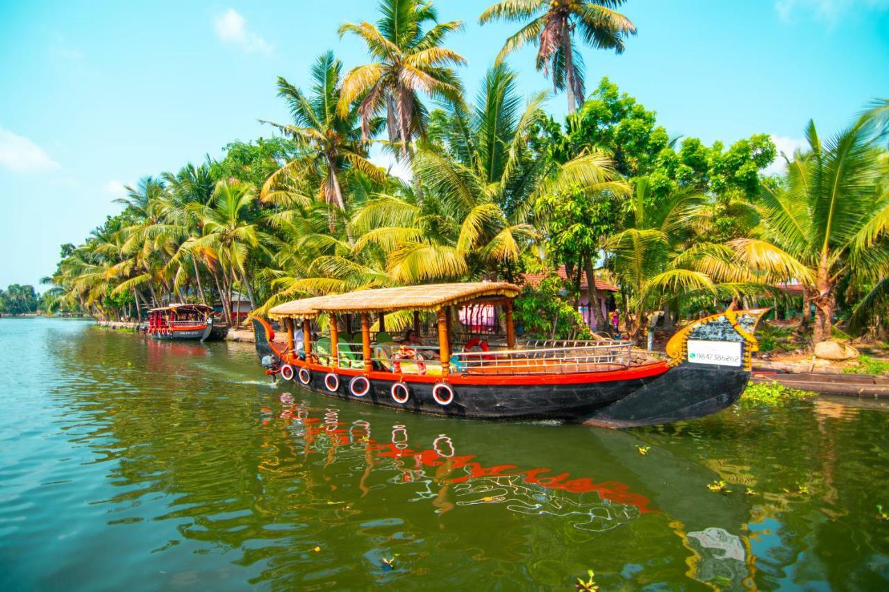 Marvel Cruise Hotel Alappuzha Bagian luar foto